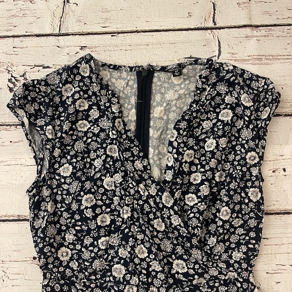 J Crew Mercantile Navy Blue White Floral Print Ruffle Faux Wrap Dress Size 2P - Picture 2 of 8